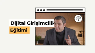 Bu görselde "Dijital Girişimcilik Eğitimi" yazısı var. Bu, alanında uzman biri tarafından verilen dijital girişimcilik konusunda bir kurstur. Erkek akademisyen, ders içeriğini anlatırken çekilmiş gri bir ceket ve siyah bir kazak giymiştir. Görsel, bir Canon sinema kamerası kullanılarak profesyonelce 8K çözünürlükte çekilmiştir. Eğitmen, dijital girişimcilikle ilgili bilgilerini tutkuyla paylaşırken pozlanmış, yumuşak bir ışık var, bir web tarayıcı sayfasını temsil edecek şekilde akademisyenin görsel yerleştirilmiş. Resim, "IIENSTITU" logosunu içerir ve bunun bir kurs ve akademik platform olduğunu ifade ediyor, bu bir üniversitedir.