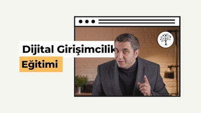 Bu görselde "Dijital Girişimcilik Eğitimi" yazısı var. Bu, alanında uzman biri tarafından verilen dijital girişimcilik konusunda bir kurstur. Erkek akademisyen, ders içeriğini anlatırken çekilmiş gri bir ceket ve siyah bir kazak giymiştir. Görsel, bir Canon sinema kamerası kullanılarak profesyonelce 8K çözünürlükte çekilmiştir. Eğitmen, dijital girişimcilikle ilgili bilgilerini tutkuyla paylaşırken pozlanmış, yumuşak bir ışık var, bir web tarayıcı sayfasını temsil edecek şekilde akademisyenin görsel yerleştirilmiş. Resim, "IIENSTITU" logosunu içerir ve bunun bir kurs ve akademik platform olduğunu ifade ediyor, bu bir üniversitedir.