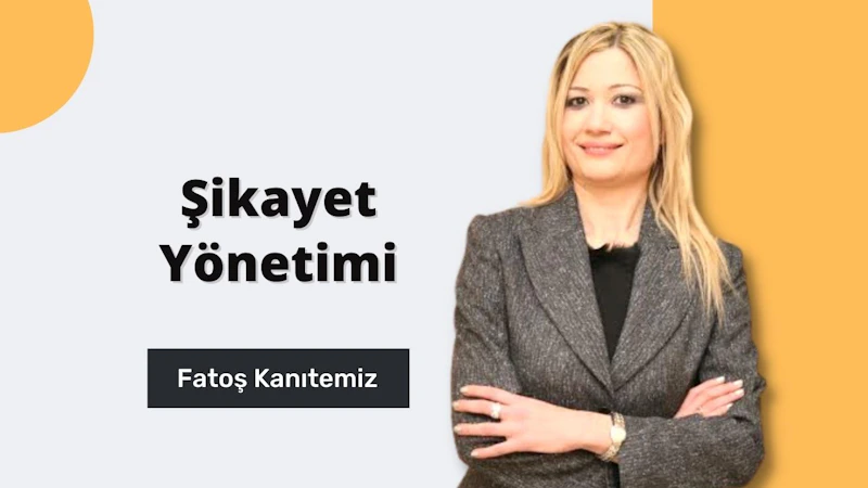 Şikayet Yönetimi Eğitimi, müşteri şikayetlerinin etkisini ve bu şikayetlerin nasıl ele alınacağını anlamak için önemli bir kurstur. Bu resimde takım elbiseli, sarı saçlı ve siyah kravatlı bir kadın görülüyor. Ciddi ve odaklanmış görünüyor ve bir eğitim oturumuna katıldığı izlenimini veriyor. Arka plan ve kadının kıyafetleri profesyonel bir ortam izlenimi veriyor ve bu kadının müşteri şikayetlerini en üst düzeyde özenle ve detaylara dikkat ederek nasıl ele alacağını öğrendiğini gösteriyor. Şikayet Yönetimi Eğitimi, katılımcılara motivasyon ve duyguları anlamaktan en iyi müşteri hizmetini sunmaya kadar müşteri şikayetlerini ele almanın mümkün olan en iyi yollarını öğretir. Bu eğitim sayesinde katılımcılar, müşteri şikayetlerini etkili ve verimli bir şekilde nasıl yöneteceklerini öğrenerek her şikayetin en üst düzeyde saygı ve özenle ele alınmasını sağlayabilirler.