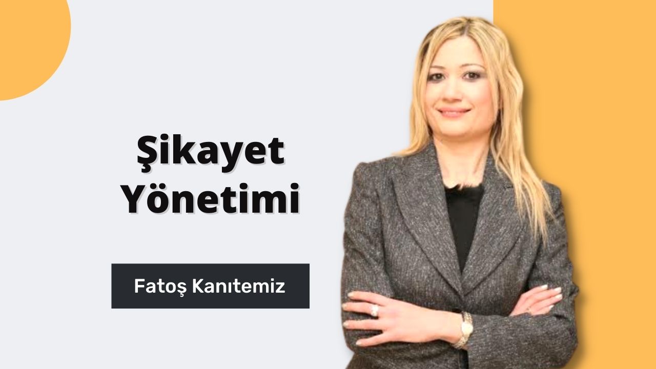 Şikayet Yönetimi Eğitimi, müşteri şikayetlerinin etkisini ve bu şikayetlerin nasıl ele alınacağını anlamak için önemli bir kurstur. Bu resimde takım elbiseli, sarı saçlı ve siyah kravatlı bir kadın görülüyor. Ciddi ve odaklanmış görünüyor ve bir eğitim oturumuna katıldığı izlenimini veriyor. Arka plan ve kadının kıyafetleri profesyonel bir ortam izlenimi veriyor ve bu kadının müşteri şikayetlerini en üst düzeyde özenle ve detaylara dikkat ederek nasıl ele alacağını öğrendiğini gösteriyor. Şikayet Yönetimi Eğitimi, katılımcılara motivasyon ve duyguları anlamaktan en iyi müşteri hizmetini sunmaya kadar müşteri şikayetlerini ele almanın mümkün olan en iyi yollarını öğretir. Bu eğitim sayesinde katılımcılar, müşteri şikayetlerini etkili ve verimli bir şekilde nasıl yöneteceklerini öğrenerek her şikayetin en üst düzeyde saygı ve özenle ele alınmasını sağlayabilirler.