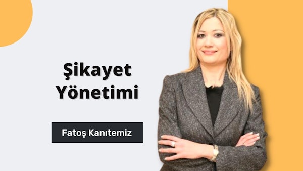 Şikayet Yönetimi Eğitimi, müşteri şikayetlerinin etkisini ve bu şikayetlerin nasıl ele alınacağını anlamak için önemli bir kurstur. Bu resimde takım elbiseli, sarı saçlı ve siyah kravatlı bir kadın görülüyor. Ciddi ve odaklanmış görünüyor ve bir eğitim oturumuna katıldığı izlenimini veriyor. Arka plan ve kadının kıyafetleri profesyonel bir ortam izlenimi veriyor ve bu kadının müşteri şikayetlerini en üst düzeyde özenle ve detaylara dikkat ederek nasıl ele alacağını öğrendiğini gösteriyor. Şikayet Yönetimi Eğitimi, katılımcılara motivasyon ve duyguları anlamaktan en iyi müşteri hizmetini sunmaya kadar müşteri şikayetlerini ele almanın mümkün olan en iyi yollarını öğretir. Bu eğitim sayesinde katılımcılar, müşteri şikayetlerini etkili ve verimli bir şekilde nasıl yöneteceklerini öğrenerek her şikayetin en üst düzeyde saygı ve özenle ele alınmasını sağlayabilirler.
