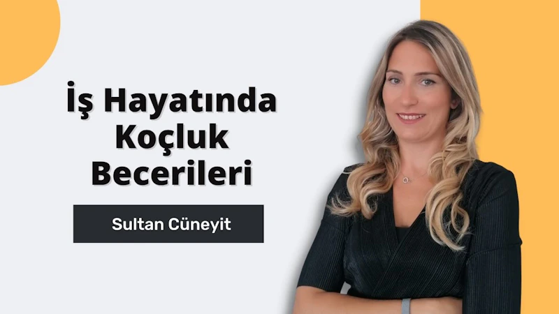 Görüntüde sarı saçlı ve kollarını kavuşturmuş bir kadın görülüyor. Kadın kameraya gülümsüyor gibi görünüyor. Kadının üzerinde sarı saçlarını öne çıkaran siyah bir gömlek var. Kadının saçına yakın çekim yapılmış ve arka planda siyah beyaz bir tabela ve beyaz bir metin var. Kadının duruşu ve ifadesi kendinden emin ve kontrollü olduğunu gösteriyor. Bu görselin bir online kursu tanıtmak için kullanılabileceğine inanıyorum çünkü öğrenme yolculuğunuzun kontrolünü elinize alma fikrini aktarıyor. Kadın her türlü zorluğun üstesinden gelmeye ve yeni bir şeyler öğrenmeye hazır görünüyor.