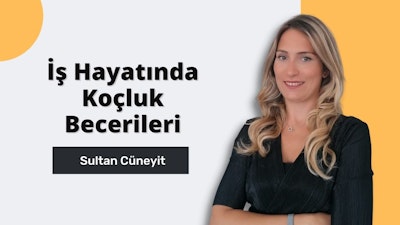 Görüntüde sarı saçlı ve kollarını kavuşturmuş bir kadın görülüyor. Kadın kameraya gülümsüyor gibi görünüyor. Kadının üzerinde sarı saçlarını öne çıkaran siyah bir gömlek var. Kadının saçına yakın çekim yapılmış ve arka planda siyah beyaz bir tabela ve beyaz bir metin var. Kadının duruşu ve ifadesi kendinden emin ve kontrollü olduğunu gösteriyor. Bu görselin bir online kursu tanıtmak için kullanılabileceğine inanıyorum çünkü öğrenme yolculuğunuzun kontrolünü elinize alma fikrini aktarıyor. Kadın her türlü zorluğun üstesinden gelmeye ve yeni bir şeyler öğrenmeye hazır görünüyor.