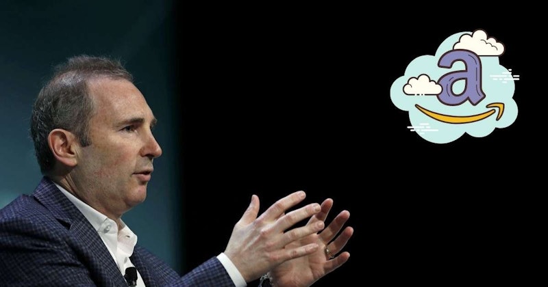 Ellerini birbirine vuran takım elbiseli ve kravatlı bir adamın yakın plan görüntüsü. Elleri çekimin ana odağını oluştururken, pantolonunun içine soktuğu beyaz gömleği ve kırmızı kravatı da görüntüyü tamamlıyor. Yirmili yaşlarının sonunda ya da otuzlu yaşlarının başında olduğu anlaşılan adamın düzgün kesilmiş sakalı ve kısa, koyu renk saçları var. Yüz ifadesi sevinç ve memnuniyet dolu, elleri kutlama için birbirine vuruyor. Arka plan bulanık ama beyaz bir duvar ve şehir silüetini gören bir pencere seçilebiliyor. Görüntü hafif sıcak bir tonla iyi aydınlatılmış ve renkler canlı ve canlı. Genel olarak bu, sevinç ve memnuniyet dolu bir kutlama sırasında ellerini çırpan bir adamın yakın plan çekimi.