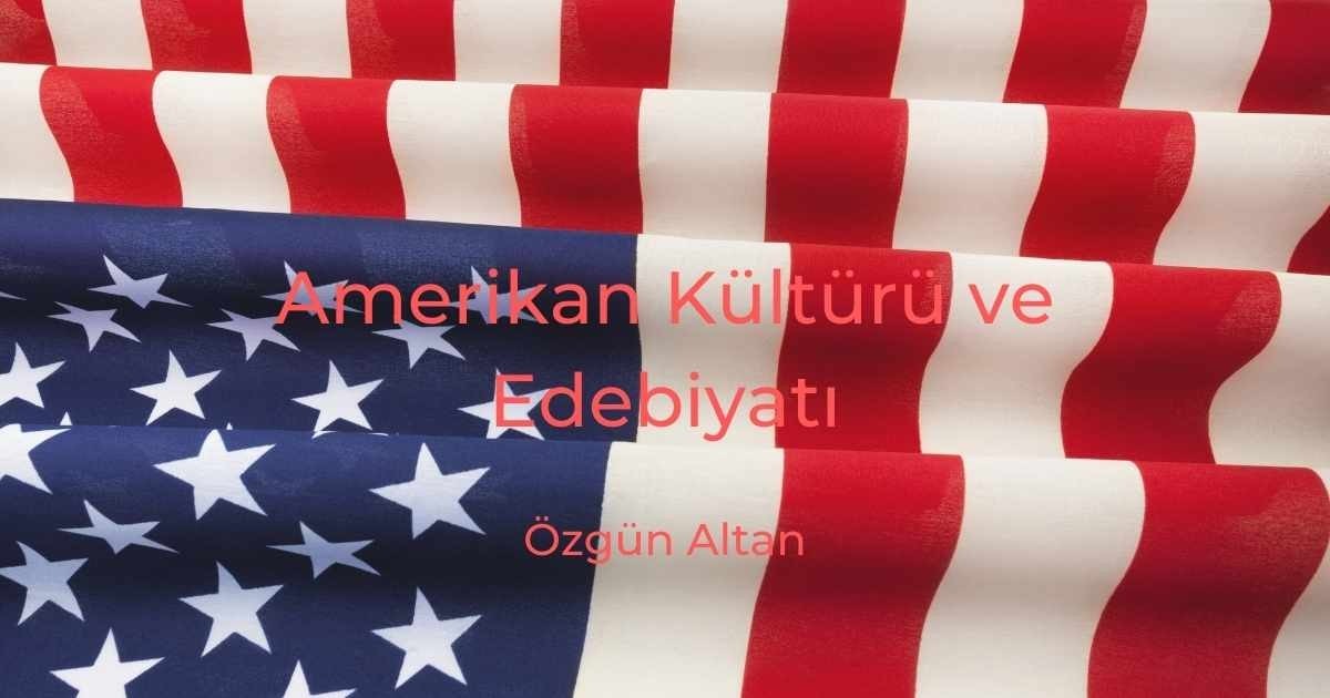 Bir bayrağın bu yakın çekiminde ortada mavi zemin üzerinde beyaz bir yıldız görülüyor. Yıldızın etrafı beyaz ve mavi yıldızlardan oluşan bir desenle çevrili ve sağ tarafta mavi zemin üzerinde kırmızı bir harf var. Resmin alt kısmında ise mavi zeminli beyaz bir logo görülüyor. Bayrak yakın bir açıdan görülüyor ve görüntünün tamamı canlı ve net bir kalitede. Beyaz yıldız belirgin bir özelliktir ve mavi arka plana karşı öne çıkmaktadır. Bayrak fotoğrafın ortasına yerleştirilmiş ve görüntünün kenarları hafifçe soluk.