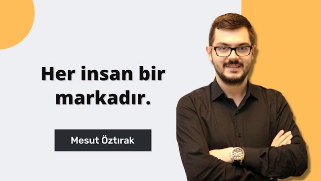 Bu görsel, muhtemelen profesyonel bir görünümü temsil eden gözlüklü ve sakallı bir adama aittir. Bu, bir kursta kişisel marka yönetiminin öneminin bir temsili olabilir. Mesajın, kendinizi belirli bir şekilde sunarak profesyonel kariyerinizi geliştirmenize yardımcı olacağı şeklinde olması mümkündür. Arka plandaki saat, başarılı olmak için zaman yönetiminin önemini sembolize ediyor olabilir. Genel olarak bu görsel, başarılı bir profesyonel kariyer için kişisel marka yönetiminin önemini anlatmak için kullanılabilir.