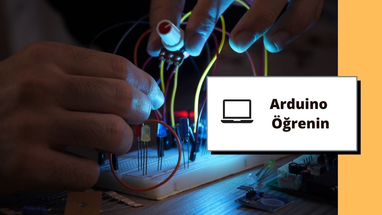 Bu görüntü, arka planda kablolar ve beyaz tahta bulunan bir devre kartı üzerinde çalışan bir kişiyi yakalıyor. Bu, fiziksel hesaplama ve robotikte kullanılan bir mikrodenetleyici platformu olan bir Arduino eğitimidir. Görüntüdeki kişi muhtemelen devre kartını kablolarla ve beyaz tahtadaki metinle programlıyor. Kodu yazmak için muhtemelen bir dizüstü bilgisayar kullanıyorlar. Bu görüntüde kabloları işaret eden bir parmağın yakın çekimi, kişinin kabloları nasıl birbirine bağladığını gösteriyor. Arka plandaki dizüstü bilgisayar, eldeki görevin karmaşıklığını ortaya koyuyor. Bu görüntü, dijital dünya için karmaşık ama bir o kadar da gerekli bir beceriyi öğrenme ve uygulama sürecini yansıtıyor. Teknolojinin gücüne ve yeni beceriler öğrenmenin önemine dair harika bir örnek. Arduino eğitimleri öğrencilerin programlamanın temellerini öğrenmelerini ve bunları fiziksel dünyaya uygulamalarını sağlar.