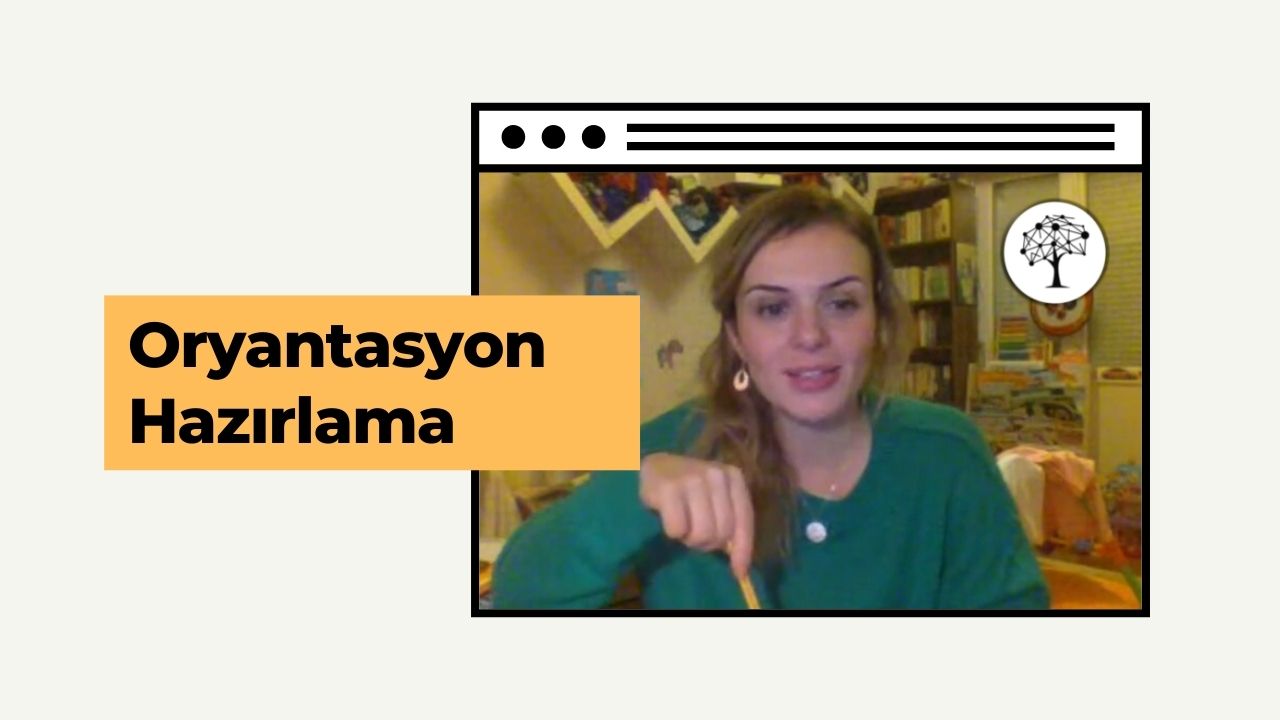 Bu resim bir Oryantasyon Hazırlık Kursunu tasvir etmektedir. Yeşil gömlek giyen bir kadını gösteriyor ve bunun ciddi bir öğrenme ortamı olduğunu gösteriyor. Arka planda, öğrenmenin karmaşıklığını ve rehberlik ihtiyacını gösteren noktalı ve çizgili siyah bir ağaç bulunmaktadır. Bu görsel, her zaman öğrenilecek bir şeyler olduğunu ve hazırlık kursunun sürecin ilk adımı olduğunu hatırlatmaktadır. Yeşil gömlek kurs sırasında edinilecek bilgi ve becerileri sembolize ederken, siyah ağaç öğrencilerin ihtiyaç duydukları becerileri kazanmalarına yardımcı olmak için destekleyici bir ortamın ve deneyimli eğitmenlerin hazır bulunmasının önemini vurgulamaktadır. Oryantasyon Hazırlık Kursu, belirli bir konuda bilgi ve anlayışlarını geliştirmek isteyenler için harika bir fırsattır. Kişinin uzman olma yolculuğuna başlaması için mükemmel bir yerdir.