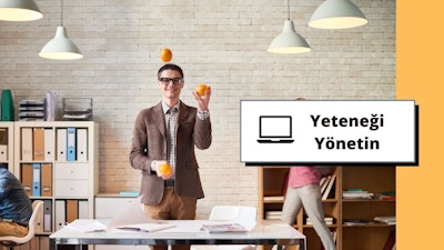 Bu görselde bir beyaz tahtanın önünde portakallarla hokkabazlık yapan bir adam görülüyor. Beyaz tahtanın bir sınıf ortamının parçası olması muhtemeldir, bu da bu görüntünün bir yetenek yönetimi eğitim kursunu tasvir ettiğini düşündürmektedir. Adam muhtemelen bir eğitmen ve işyerinde beceri ve maharetin önemini gösteriyor. Ayrıca, üzerinde yazı olan bir tabela, odada yürüyen bir kişi ve üzerinde kalem olan beyaz bir masa var. Tüm bu öğeler adamın bir dersin ortasında olduğunu gösteriyor. Ayrıca, bir kişinin poposunun yakın çekimi, portakal tutan bir elin bulanık görüntüsü, klasörlerden oluşan bir rafın önünde oturan bir kişi ve beyaz gölgeli beyaz bir aydınlatma armatürü var. Bu, eğitim kursunun önemini vurgulayan profesyonel bir atmosfere işaret ediyor. Dolayısıyla bu görsel, yetenek yönetimi eğitimi fikrini doğru bir şekilde aktarıyor.