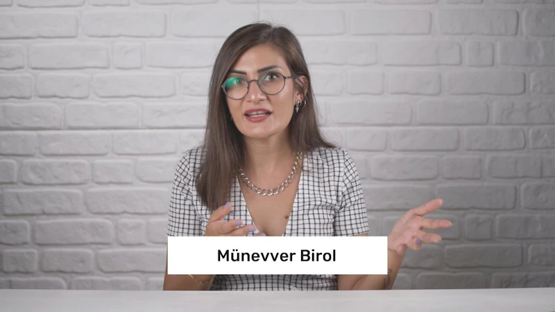 Bu, çağrı merkezi kalite uzmanlığı eğitimine odaklanan çevrimiçi bir kursun görüntüsüdür. Görselde gözlüklü ve beyaz gömlekli bir kadın yer almaktadır. Elinde kurs başlığının yazılı olduğu bir tabela tutmaktadır. Ayrıca bir kolye takıyor ve kareli bir gömlek giyiyor. Daha yakından bakıldığında gözleri ve ağzının yanı sıra elleri de görülüyor. Bu online kurs, çağrı merkezi kalite ilkelerini ve çağrı merkezi kalite uzmanı olmak için gerekli becerileri anlamaya yönelik kapsamlı bir yaklaşım sunmaktadır. Eğitim boyunca katılımcılar başarılı bir çağrı merkezi operasyonunun temel unsurlarını keşfedecek, müşteri hizmetleri kalitesini değerlendirecek ve müşteri hizmetlerini iyileştirmek için stratejiler belirleyecektir. Bu eğitim, katılımcılara müşteri hizmetleri etkileşimlerinin kalitesini etkili bir şekilde nasıl ölçeceklerini, analiz edeceklerini ve iyileştireceklerini öğretecektir.