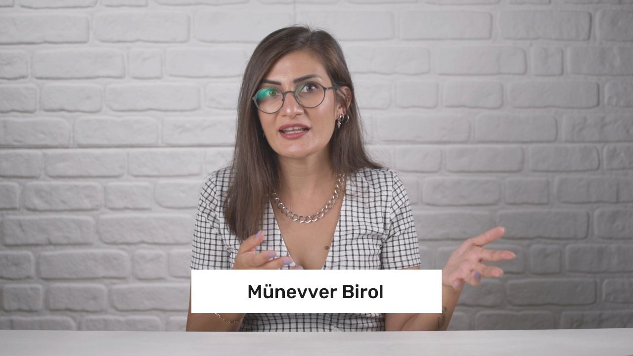 Bu, çağrı merkezi kalite uzmanlığı eğitimine odaklanan çevrimiçi bir kursun görüntüsüdür. Görselde gözlüklü ve beyaz gömlekli bir kadın yer almaktadır. Elinde kurs başlığının yazılı olduğu bir tabela tutmaktadır. Ayrıca bir kolye takıyor ve kareli bir gömlek giyiyor. Daha yakından bakıldığında gözleri ve ağzının yanı sıra elleri de görülüyor. Bu online kurs, çağrı merkezi kalite ilkelerini ve çağrı merkezi kalite uzmanı olmak için gerekli becerileri anlamaya yönelik kapsamlı bir yaklaşım sunmaktadır. Eğitim boyunca katılımcılar başarılı bir çağrı merkezi operasyonunun temel unsurlarını keşfedecek, müşteri hizmetleri kalitesini değerlendirecek ve müşteri hizmetlerini iyileştirmek için stratejiler belirleyecektir. Bu eğitim, katılımcılara müşteri hizmetleri etkileşimlerinin kalitesini etkili bir şekilde nasıl ölçeceklerini, analiz edeceklerini ve iyileştireceklerini öğretecektir.