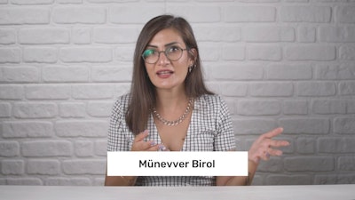Bu, çağrı merkezi kalite uzmanlığı eğitimine odaklanan çevrimiçi bir kursun görüntüsüdür. Görselde gözlüklü ve beyaz gömlekli bir kadın yer almaktadır. Elinde kurs başlığının yazılı olduğu bir tabela tutmaktadır. Ayrıca bir kolye takıyor ve kareli bir gömlek giyiyor. Daha yakından bakıldığında gözleri ve ağzının yanı sıra elleri de görülüyor. Bu online kurs, çağrı merkezi kalite ilkelerini ve çağrı merkezi kalite uzmanı olmak için gerekli becerileri anlamaya yönelik kapsamlı bir yaklaşım sunmaktadır. Eğitim boyunca katılımcılar başarılı bir çağrı merkezi operasyonunun temel unsurlarını keşfedecek, müşteri hizmetleri kalitesini değerlendirecek ve müşteri hizmetlerini iyileştirmek için stratejiler belirleyecektir. Bu eğitim, katılımcılara müşteri hizmetleri etkileşimlerinin kalitesini etkili bir şekilde nasıl ölçeceklerini, analiz edeceklerini ve iyileştireceklerini öğretecektir.