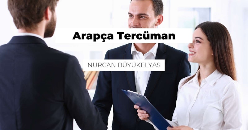 Bu resimde takım elbise giyen bir grup insan görülüyor. Resmin ortasında bir kadın, takım elbiseli bir adamın önünde dururken iki eliyle bir pano tutmaktadır. Adam da elinde bir pano tutmaktadır. Resmin sol tarafında takım elbiseli başka bir adam görülüyor. Kadının sağında beyaz gömlekli bir kadın görülüyor ve yüzünde beyaz bir kare ile gülümsüyor. Görüntünün alt kısmında bir logonun yakın çekimi görülüyor. Solda, bir adamın kafasının arkası görülebiliyor. Sağda ise bir kişinin göğsüne yakın çekim yapılmış. Görüntüdeki tüm insanlar birbirleriyle etkileşim halinde görünüyor.