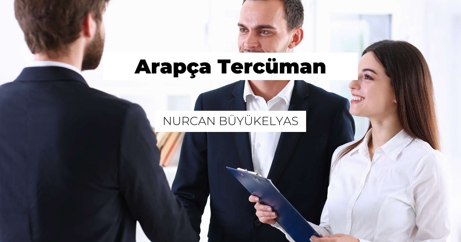 Bu resimde takım elbise giyen bir grup insan görülüyor. Resmin ortasında bir kadın, takım elbiseli bir adamın önünde dururken iki eliyle bir pano tutmaktadır. Adam da elinde bir pano tutmaktadır. Resmin sol tarafında takım elbiseli başka bir adam görülüyor. Kadının sağında beyaz gömlekli bir kadın görülüyor ve yüzünde beyaz bir kare ile gülümsüyor. Görüntünün alt kısmında bir logonun yakın çekimi görülüyor. Solda, bir adamın kafasının arkası görülebiliyor. Sağda ise bir kişinin göğsüne yakın çekim yapılmış. Görüntüdeki tüm insanlar birbirleriyle etkileşim halinde görünüyor.