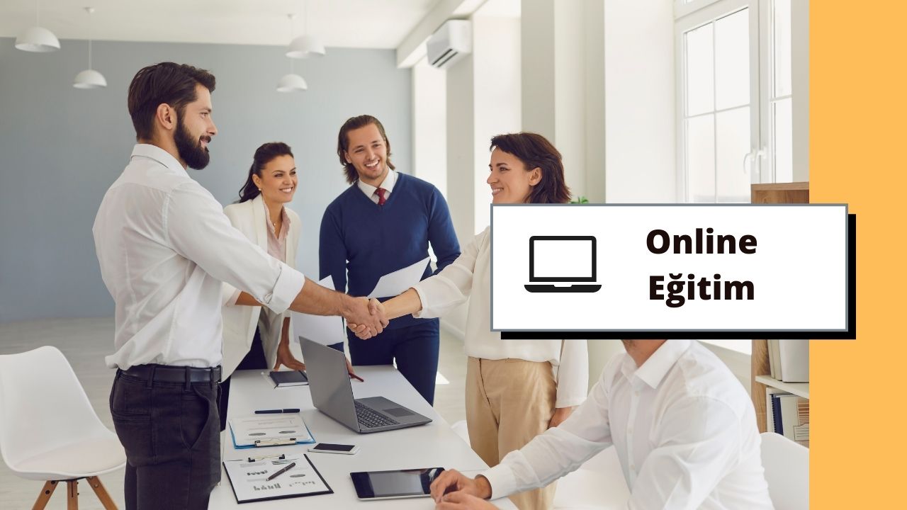 Bu görüntü, empati ve iletişim eğitimi alan bir grup insanı yakalıyor. Bireyler karşılıklı anlayış ve anlaşmaya işaret edecek şekilde el sıkışırken görülüyor. Eğitim oturumunda teknolojinin kullanıldığını gösteren bir dizüstü bilgisayar mevcut. Karşılıklı saygının önemini gösteren bir kadın ve bir erkek el sıkışırken görülüyor. Arka planda kursun fiziksel ortamına işaret eden ahşap ayaklı beyaz bir sandalye görülmektedir. Kâğıt üzerindeki bir kalem not alındığını gösteriyor. Ayrıca, grubun çeşitliliğine işaret eden sakallı bir adam var. Tüm bu unsurlar bir araya gelerek bu görüntünün empati ve iletişime odaklanan bir öğrenme oturumuna ait olduğunu gösteriyor.