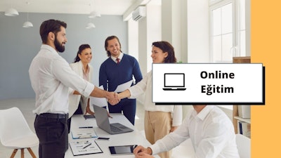 Bu görüntü, empati ve iletişim eğitimi alan bir grup insanı yakalıyor. Bireyler karşılıklı anlayış ve anlaşmaya işaret edecek şekilde el sıkışırken görülüyor. Eğitim oturumunda teknolojinin kullanıldığını gösteren bir dizüstü bilgisayar mevcut. Karşılıklı saygının önemini gösteren bir kadın ve bir erkek el sıkışırken görülüyor. Arka planda kursun fiziksel ortamına işaret eden ahşap ayaklı beyaz bir sandalye görülmektedir. Kâğıt üzerindeki bir kalem not alındığını gösteriyor. Ayrıca, grubun çeşitliliğine işaret eden sakallı bir adam var. Tüm bu unsurlar bir araya gelerek bu görüntünün empati ve iletişime odaklanan bir öğrenme oturumuna ait olduğunu gösteriyor.