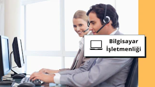 Bu görüntü bir çevrimiçi bilgisayar operatörü eğitim merkezini göstermektedir. Biri erkek biri kadın iki kişi bir masada oturmakta ve her biri bir kulaklık takmaktadır. Masada bir stand üzerinde bir bilgisayar monitörü ve bir klavye vardır. Bir tabelanın yakın çekimi de görülmektedir. Arka planda kulaklık takan bir grup insan görülmektedir. Bu sahne, uzaktan eğitim ve öğretim için kullanılan modern teknolojinin harika bir örneğidir. Çevrimiçi bağlantının gelişmesiyle birlikte insanlar artık yeni beceriler öğrenmek için ihtiyaç duydukları kaynaklara kendi evlerinin rahatlığında erişebiliyor. Bu görüntü modern eğitimde teknolojinin önemini ortaya koyuyor.