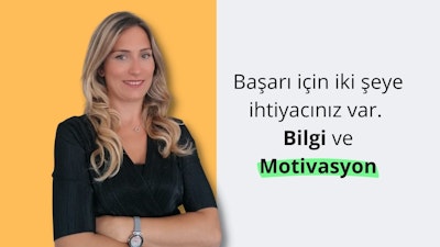 Sarı saçlı bir kadın kollarını kavuşturmuş sarı bir arka planın önünde duruyor. Yüzü sıcak bir gülümsemeyle aydınlanıyor ve kolyesinden sarkan bir kolye takıyor. Kadının yüzünü çerçeveleyen omuz hizasında saçları var ve kıyafetleri şık ve modaya uygun. Kameraya bakarken yüzünde memnuniyet ve güven ifadesi var. Gözleri parlak ve hayat dolu ve iyi bir ruh hali içinde görünüyor. Sol elinde, bir web sitesinin ekran görüntüsünü gösteren bir akıllı telefon tutuyor.