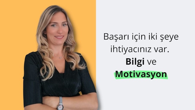 Sarı saçlı bir kadın kollarını kavuşturmuş sarı bir arka planın önünde duruyor. Yüzü sıcak bir gülümsemeyle aydınlanıyor ve kolyesinden sarkan bir kolye takıyor. Kadının yüzünü çerçeveleyen omuz hizasında saçları var ve kıyafetleri şık ve modaya uygun. Kameraya bakarken yüzünde memnuniyet ve güven ifadesi var. Gözleri parlak ve hayat dolu ve iyi bir ruh hali içinde görünüyor. Sol elinde, bir web sitesinin ekran görüntüsünü gösteren bir akıllı telefon tutuyor.