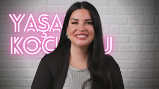 Bu görselde kameraya gülümseyen ve elinde pembe bir işaret tutan bir kadın görülüyor. Muhtemelen başarılı bir yaşam koçu olmanın önemli bir parçası olan yaşam koçluğu sertifikasyon kursuna katılıyor. Gülümsemesi yeni girişimi için duyduğu coşku ve heyecanı ifade ediyor. Boynunun yakın çekimi güven duygusunu ve başarma kararlılığını ortaya koyuyor. Ağzının yakın çekimi kararlılık ve odaklanma hissi verirken, saçlarının bulanık görüntüsü rahat bir atmosfere işaret ediyor. Burnunun yakın çekimi, başarılı bir yaşam koçu için kilit bir özellik olan detaylara verdiği önemi gösteriyor. Sonuç olarak, bu görüntü bir yaşam koçu olmak için gereken tutku ve özveriyi göstermektedir. Doğru eğitimle, bu kadının sertifikalı bir yaşam koçu olma yolculuğunda başarılı olacağından emin olabilirsiniz.