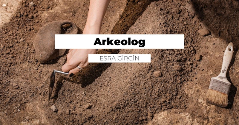 Bir kişi elindeki kürekle toprağı kazıyor, eli sapı sıkıca kavrıyor. Toprak koyu kahverengi renktedir ve kişi açık renkli bir gömlek giymektedir. Arka planda bir boya fırçasının yakın çekimi görülüyor. Yan tarafta bir taşın yakın çekimi görülüyor. Daha uzakta, siyah harflerle beyaz bir tabela görüntüleniyor. Resmin ortasında siyah beyaz bir logo görülüyor. Resmin alt kısmına doğru, bir el ve bir kil parçasının yakın çekimi görülebiliyor. Kişi odaklanmış ve kararlı bir şekilde toprağı kazmakta ve yerde bir delik açmaktadır.