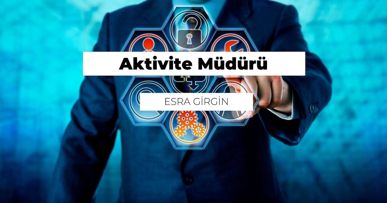 Bir ekrana doğru işaret eden takım elbiseli bir adamın yakın çekimi. Sanki söylemeye çalıştığı şeyi vurguluyormuş gibi işaret parmağını kaldırıyor. Arka plan karanlıktır ve ekranda bir şirketin logosu vardır. Logo ağırlıklı olarak mavi ve siyahtan oluşuyor, birkaç kırmızı ve mavi vurgu var. Sağ üst köşede küçük bir kilit ve sağ alt köşede bir arabanın yakın çekimi var. Adamın yüzü odaklanmış ve dudaklarında hafif bir gülümseme var. Kendinden emin ve güven dolu görünüyor. Gözleri işaret ettiği logonun üzerinde, sanki bir şey anlatmaya çalışıyormuş gibi.