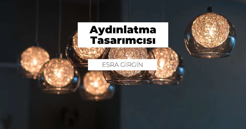 Tavandan bir grup cam ışık odanın içinde asılı durmaktadır. Görüntünün ortasında, içinden ışık geçen beyaz bir kürenin yakın çekimi yer alıyor. Sağ üst köşede camlı bir ışığın yakın çekimi var ve üzerinde beyaz bir etiket görülebiliyor. Sol alt köşede de camlı başka bir ışığın yakın çekimi var. Ayrıca, sol üst köşede dairesel bir ışığın bulanık bir görüntüsü ve sağ alt köşede bir kürenin bulanık bir görüntüsü var. Daha sağda bir kadeh şarabın yakın çekimi var. Görüntünün ortasında siyah metinli beyaz bir tabela var. Tüm ışıklar yanıyor ve parlak bir atmosfer yaratıyor.