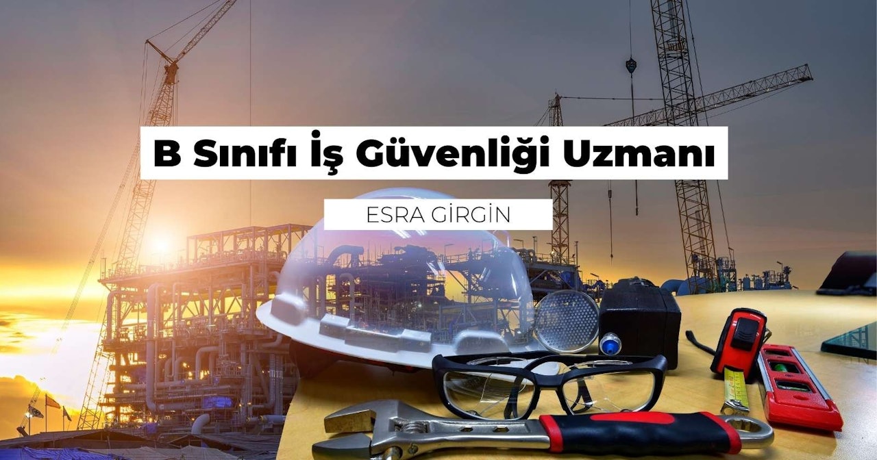 Görüntüde baret ve koruyucu gözlük takmış bir kişi ile bir inşaat alanı görülüyor. Ön plandaki tabela yakın plandan görülebiliyor, yeşil zemin üzerine beyaz harflerle yazılmış. Tabelanın arkasında kırmızı bir seviye aleti var ve üç seviye görülebiliyor. Sağ alt köşede, ortasında bir logo bulunan bir inşaat alanının yakın çekimi görülüyor. Logoda sarı zemin üzerine siyah yazılar yer almaktadır. Logonun sağında, siyah çerçeveli ve sarı camlı bir gözlük yer almaktadır. Gözlüğün altında, sarı saplı ve siyah uçlu bir aletin yakın çekimi yer alıyor. Daha sağda, ortası siyah olan kırmızı ve siyah bir cihaz yer alıyor. İşaretin solunda bir çift gözlük ve yanında bir çekiç yer alıyor. Solda ise ortası siyah mavi plastik bir şişe görülüyor.