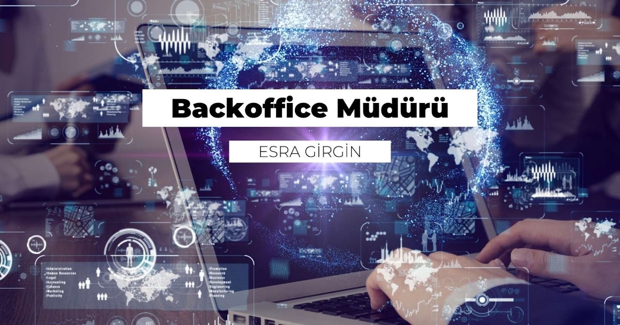 Bir kişi dizüstü bilgisayarının başında oturmuş, hızlı hızlı yazıyor. Elleri klavyenin üzerinde hareket ederken görülüyor. Dizüstü bilgisayarın ekranında logonun yakın çekimi görülüyor. Ayrıca klavye üzerindeki bir elin yakın çekimi de var. Köşede bir saatin küçük, bulanık bir görüntüsü görülebiliyor. Dijital bir ekranın yakın çekim görüntüsünün yanı sıra bir kişinin yüzünün bulanık bir görüntüsü de mevcut. Son olarak, içinde bir ses dalgası olan beyaz bir daire var. Tüm bu unsurlar bir araya gelerek bir resim yazısı veri kümesi için mükemmel olan ayrıntılı ve canlı bir görüntü oluşturuyor.