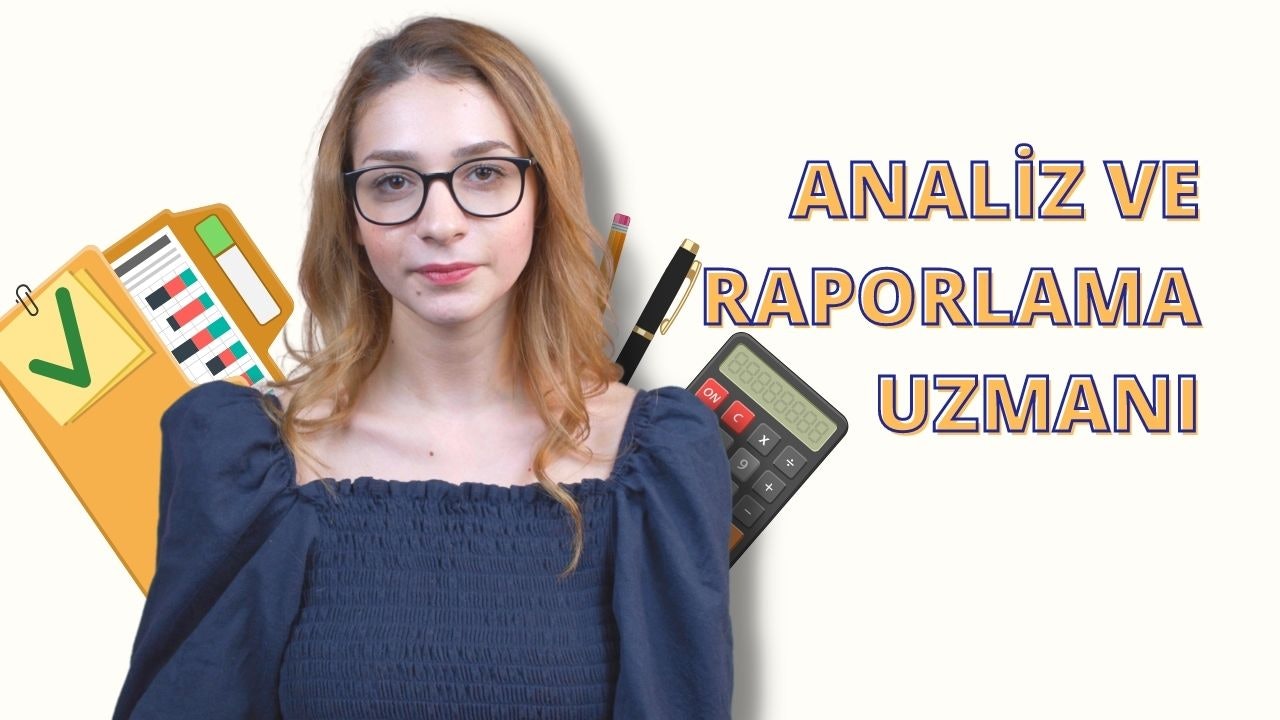 Resimde gözlüklü ve hesap makineli bir kadın görülüyor. Mavi bir gömlek giymiştir ve saçları kırmızıdır. Odaklanmış bir ifadeyle kameraya doğru bakmaktadır. Gözlükleri burnunun üzerine tünemiş ve gözleri resimde görülebiliyor. Elinde bir hesap makinesi var ve parmakları hesap makinesinin etrafında kıvrılmış. Diğer elinde de bir dosya var. Arka planda hafifçe odak dışında bir kalem görülüyor. İyi aydınlatılmış bir odada duruyor ve görüntü yakın açıdan çekilmiş. Hesap makinesinin düğmeleri ve görüntüde görülebilen bir ekranı vardır.