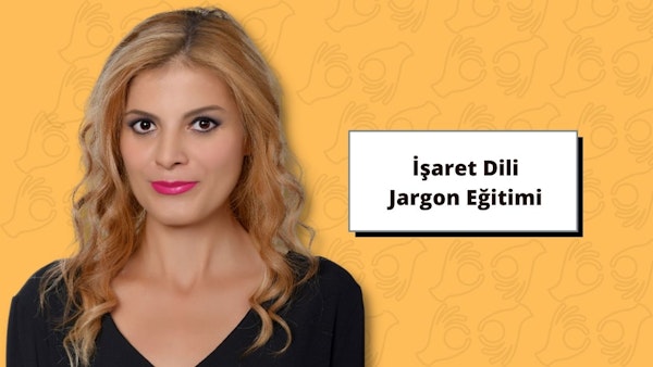 Bu görsel işaret dili jargonu eğitimiyle ilgili bir çevrimiçi kursu tasvir ediyor. Sarı saçlı ve pembe rujlu, kolye takan bir kadının yakın çekim görüntüsü yer alıyor. Arka planda, kurs içeriğini gösteren siyah metinli beyaz bir işaret yer almaktadır. Bu kurs, katılımcıların işaret dilinde iletişim kurmak için kullanılan dili anlamaları için bir fırsat sunmaktadır. Temel parmak yazımı, dilbilgisi kuralları ve konuşma cümleleri gibi konuları kapsamaktadır. Kurs ayrıca katılımcılara işaret dili kullanım kültürü ve görgü kuralları hakkında da bilgi verecektir. Katılımcıların bu dilde etkili bir şekilde iletişim kurabilmeleri için gerekli becerileri kazanmalarına yardımcı olmak üzere tasarlanmıştır. Bu kurs sayesinde katılımcılar, işaret dilinde iletişim kurma becerileri konusunda kendilerine daha fazla güvenebilir ve işitme engelli akranlarıyla anlamlı konuşmalar yapmak için daha donanımlı hale gelebilirler.