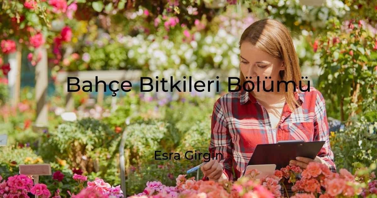 Yeşilliklerle çevrili bir bahçede bir kadın ayakta durmaktadır. Kırmızı ekose bir gömlek giymiş ve sol elinde bir pano tutuyor. Sağ elinde ise bir tablet bilgisayar tutmaktadır. Arka planda, beyaz zemin üzerinde siyah bir B harfi görülüyor. Kadına odaklanıldığında, yüzünün yakın çekiminde dikkatle tablete baktığı görülüyor. Ön planda, yüzeyinde karmaşık oymalar bulunan ahşap bir bank görülüyor. Kadın bahçede duruyor, çevresini inceliyor ve her şeyin yolunda olduğundan emin oluyor.