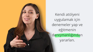 Bu görüntüde elini uzatmış, siyah gömlekli ve kolyeli bir kadın tasvir edilmiştir. Boynunun, kulağının ve elinin yakın çekimi de görülebiliyor. Arka planda, muhtemelen çevrimiçi bir kursun parçası olan siyah harfli yeşil bir dikdörtgen var. Bu, sosyal becerilerden teknik bilgiye kadar çeşitli konularda bir atölye eğitimi olabilir. Görüntüdeki kadın kursun öğretmeni, eğitmeni ya da kolaylaştırıcısı olabilir. Atölye çalışması sayesinde katılımcılar becerilerini nasıl geliştireceklerini, araçları nasıl kullanacaklarını ve nasıl çözüm üreteceklerini öğrenebilirler. Öğrencilerin soru sorabildiği, geri bildirim alabildiği ve başkalarıyla birlikte çalışabildiği interaktif bir deneyim olabilir. Atölye, eğitimden en iyi şekilde yararlanmalarını sağlamak için izleyicilerin ihtiyaçlarına göre uyarlanabilir.