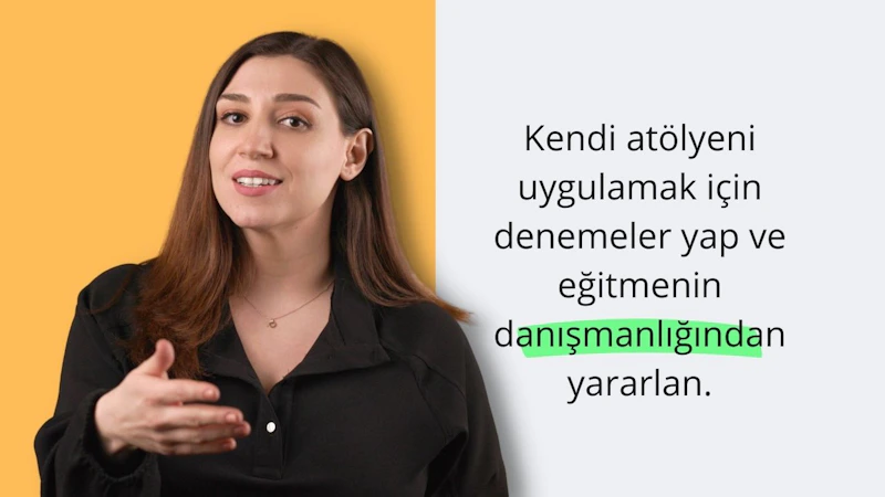 Bu görüntüde elini uzatmış, siyah gömlekli ve kolyeli bir kadın tasvir edilmiştir. Boynunun, kulağının ve elinin yakın çekimi de görülebiliyor. Arka planda, muhtemelen çevrimiçi bir kursun parçası olan siyah harfli yeşil bir dikdörtgen var. Bu, sosyal becerilerden teknik bilgiye kadar çeşitli konularda bir atölye eğitimi olabilir. Görüntüdeki kadın kursun öğretmeni, eğitmeni ya da kolaylaştırıcısı olabilir. Atölye çalışması sayesinde katılımcılar becerilerini nasıl geliştireceklerini, araçları nasıl kullanacaklarını ve nasıl çözüm üreteceklerini öğrenebilirler. Öğrencilerin soru sorabildiği, geri bildirim alabildiği ve başkalarıyla birlikte çalışabildiği interaktif bir deneyim olabilir. Atölye, eğitimden en iyi şekilde yararlanmalarını sağlamak için izleyicilerin ihtiyaçlarına göre uyarlanabilir.