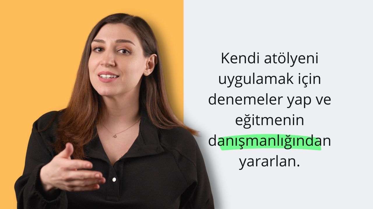 Bu görüntüde elini uzatmış, siyah gömlekli ve kolyeli bir kadın tasvir edilmiştir. Boynunun, kulağının ve elinin yakın çekimi de görülebiliyor. Arka planda, muhtemelen çevrimiçi bir kursun parçası olan siyah harfli yeşil bir dikdörtgen var. Bu, sosyal becerilerden teknik bilgiye kadar çeşitli konularda bir atölye eğitimi olabilir. Görüntüdeki kadın kursun öğretmeni, eğitmeni ya da kolaylaştırıcısı olabilir. Atölye çalışması sayesinde katılımcılar becerilerini nasıl geliştireceklerini, araçları nasıl kullanacaklarını ve nasıl çözüm üreteceklerini öğrenebilirler. Öğrencilerin soru sorabildiği, geri bildirim alabildiği ve başkalarıyla birlikte çalışabildiği interaktif bir deneyim olabilir. Atölye, eğitimden en iyi şekilde yararlanmalarını sağlamak için izleyicilerin ihtiyaçlarına göre uyarlanabilir.