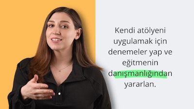 Bu görüntüde elini uzatmış, siyah gömlekli ve kolyeli bir kadın tasvir edilmiştir. Boynunun, kulağının ve elinin yakın çekimi de görülebiliyor. Arka planda, muhtemelen çevrimiçi bir kursun parçası olan siyah harfli yeşil bir dikdörtgen var. Bu, sosyal becerilerden teknik bilgiye kadar çeşitli konularda bir atölye eğitimi olabilir. Görüntüdeki kadın kursun öğretmeni, eğitmeni ya da kolaylaştırıcısı olabilir. Atölye çalışması sayesinde katılımcılar becerilerini nasıl geliştireceklerini, araçları nasıl kullanacaklarını ve nasıl çözüm üreteceklerini öğrenebilirler. Öğrencilerin soru sorabildiği, geri bildirim alabildiği ve başkalarıyla birlikte çalışabildiği interaktif bir deneyim olabilir. Atölye, eğitimden en iyi şekilde yararlanmalarını sağlamak için izleyicilerin ihtiyaçlarına göre uyarlanabilir.