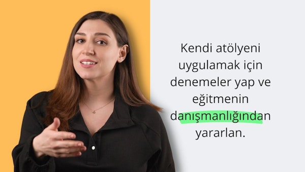 Bu görüntüde elini uzatmış, siyah gömlekli ve kolyeli bir kadın tasvir edilmiştir. Boynunun, kulağının ve elinin yakın çekimi de görülebiliyor. Arka planda, muhtemelen çevrimiçi bir kursun parçası olan siyah harfli yeşil bir dikdörtgen var. Bu, sosyal becerilerden teknik bilgiye kadar çeşitli konularda bir atölye eğitimi olabilir. Görüntüdeki kadın kursun öğretmeni, eğitmeni ya da kolaylaştırıcısı olabilir. Atölye çalışması sayesinde katılımcılar becerilerini nasıl geliştireceklerini, araçları nasıl kullanacaklarını ve nasıl çözüm üreteceklerini öğrenebilirler. Öğrencilerin soru sorabildiği, geri bildirim alabildiği ve başkalarıyla birlikte çalışabildiği interaktif bir deneyim olabilir. Atölye, eğitimden en iyi şekilde yararlanmalarını sağlamak için izleyicilerin ihtiyaçlarına göre uyarlanabilir.