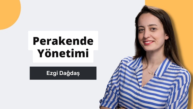 Bu görselde mavi beyaz çizgili bir gömlek giymiş gülümseyen bir kadın görülmekte ve Perakende Yönetimi Kursu vurgulanmaktadır. Bu kurs, bireylerin perakende sektöründe başarılı olmaları için gereken bilgi ve becerileri kazanmalarına yardımcı olmak üzere tasarlanmıştır. Müşteri hizmetleri ve ürün bilgisinden problem çözme ve pazarlamaya kadar her şeyi kapsamaktadır. Öğrenciler, müşteri hizmetleri, operasyonlar, finans ve insan kaynaklarına odaklanarak bir perakende işletmesinin nasıl etkin bir şekilde yönetileceğini öğreneceklerdir. Ayrıca kurs, perakende alanında kullanılan en son trendler ve teknoloji hakkında bilgiler sunacaktır. Bu kursun sonunda öğrenciler kendi perakende işlerini kurabilecek ve hedeflerine güvenle ulaşabileceklerdir. Bu Perakende Yönetimi Kursu ile tüketiciler, ürün satın alma ve satma konusunda bilinçli kararlar verebileceklerdir.