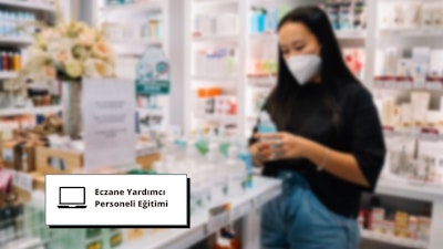 Bu, bir eczanede maske takan bir kadının görüntüsüdür. Bu, bu ortamda güvenlik protokolüne uymanın önemine dair önemli bir hatırlatmadır. Eczane Yardımcı Personeli Kursu, bireylere hem müşterilerin hem de çalışanların güvenliğini sağlamak için gerekli prosedür ve protokolleri öğretmeye odaklanmaktadır. Buna uygun maske takma ve hijyen kurallarına uyma da dahildir. Kurs ayrıca ilaçların uygun şekilde saklanması ve taşınması, müşteri hizmetleri, kayıt tutma ve daha fazlası gibi konuları da kapsamaktadır. Bir eczane ortamında güvenlik protokollerini anlamak ve takip etmek çok önemlidir ve bu görsel, bu tür protokollerin önemini hatırlatmaktadır.