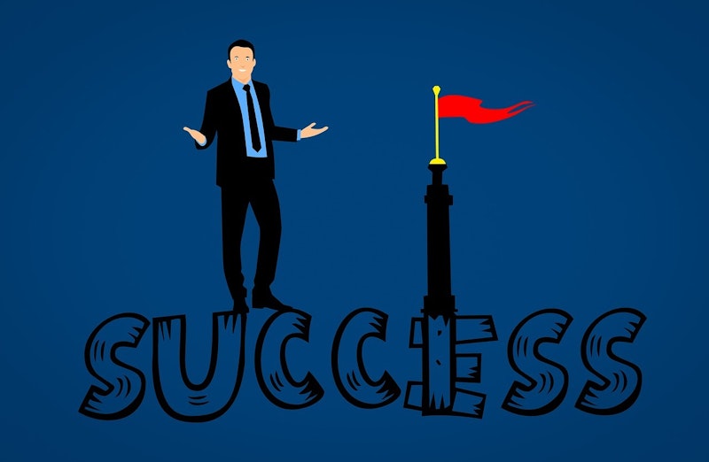Takım elbiseli ve kravatlı bir adam, üzerinde mavi zeminli kırmızı bir bayrak bulunan bir tabelanın üzerinde durmaktadır. Tabela sarı renkte ve siyah harflerle 'başarı' kelimesi yazıyor, arka plan ise canlı bir mavi. Adam hafifçe sola bakıyor ve kolları iki yanında. Bayrak, lacivert bir kanton ve yıldızlarla kırmızı bir alana sahiptir. Adamın üzerinde lacivert bir takım elbise, açık mavi bir kravat ve beyaz bir gömlek vardır. Saçları düzgünce taranmış ve yüzünde belli belirsiz bir gülümseme var. Birkaç kabarık beyaz bulutun bulunduğu parlak mavi bir gökyüzünün fonunda kendinden emin bir şekilde duruyor.