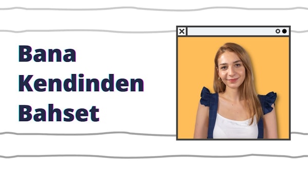 Parlak bir gülümsemeye sahip bir kadın doğrudan kameraya bakıyor. Yüzünde sıcak bir ifade var ve gözleri parlak ve uyanık. Saçları koyu renk ve arkaya doğru düşük bir at kuyruğu şeklinde toplanmış. Siyah ve mor harflerden oluşan bir tişört giymektedir ve göğsündeki logo yakın plandadır. Yakın çekimde boynu görünüyor ve beyaz bir arka plan üzerinde siyah bir harf görülebiliyor. Arka plan bulanık ama kadın ön planda duruyor, gülümsüyor ve seyirciyi kendisine katılmaya davet ediyor. Kadının tüm tavırları neşe dolu ve gülümsemesi bulaşıcı.