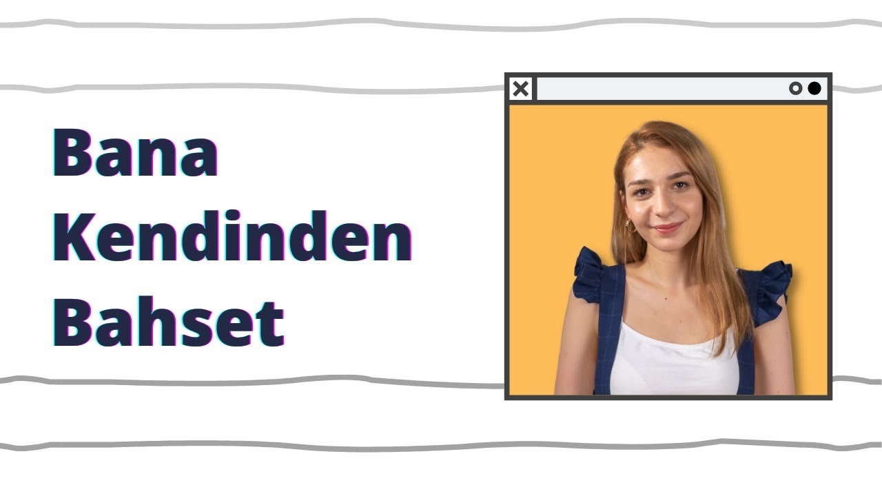 Parlak bir gülümsemeye sahip bir kadın doğrudan kameraya bakıyor. Yüzünde sıcak bir ifade var ve gözleri parlak ve uyanık. Saçları koyu renk ve arkaya doğru düşük bir at kuyruğu şeklinde toplanmış. Siyah ve mor harflerden oluşan bir tişört giymektedir ve göğsündeki logo yakın plandadır. Yakın çekimde boynu görünüyor ve beyaz bir arka plan üzerinde siyah bir harf görülebiliyor. Arka plan bulanık ama kadın ön planda duruyor, gülümsüyor ve seyirciyi kendisine katılmaya davet ediyor. Kadının tüm tavırları neşe dolu ve gülümsemesi bulaşıcı.