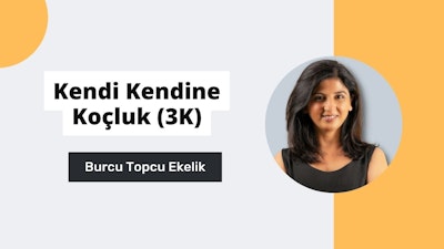 Bu görüntü, kameraya gülümseyen koyu renk saçlı bir kadını tasvir etmektedir. Kadının etrafı beyaz metinli siyah beyaz bir ekran ve siyah metinli beyaz bir tabela ile çevrilidir. Ön planda bir kadının boynunun yakın çekimi görülüyor. Bu resim, bireyleri kendi dönüşümlerinin sorumluluğunu üstlenmeleri için güçlendirmek üzere tasarlanmış çevrimiçi bir kendi kendine koçluk kursunun bir parçasıdır. Bu kapsamlı eğitim programı, insanların hedeflerine ulaşabilmeleri ve kendilerinin en iyi versiyonu olabilmeleri için daha fazla öz farkındalık ve güven kazanmalarına yardımcı olmayı amaçlamaktadır. Bu eğitim sayesinde bireyler nasıl gerçekçi hedefler belirleyeceklerini, nasıl anlamlı eylemlerde bulunacaklarını ve ilerlemeleri için nasıl motive ve sorumlu olacaklarını öğreneceklerdir. Bu eğitimden elde edilen bilgilerle katılımcılar, potansiyellerinin tamamını ortaya çıkarmak ve kendi başlarına başarılı olmak için gerekli becerileri geliştirebilirler.