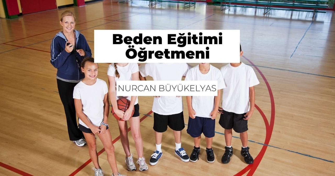 Bir grup insan bir spor salonunun içinde basketbol oynarken görülüyor. Sahanın ortasında, beyaz tişört ve siyah şort giyen bir kadın, aynı kıyafetleri giyen bir kızın yanında durmaktadır. Kadının sağında, beyaz tişört ve siyah şort giyen bir erkek çocuğu topa vurmak için zıplamaktadır. Sahanın köşesinde bir kişi elinde bir basketbol topu tutmaktadır. Yanlarındaki zeminde bir çift mavi ve beyaz spor ayakkabı görülüyor. Daha sağda, beyaz tişört ve siyah şort giyen bir başka kişi görülüyor. Tüm insanlar arka arkaya dizilmiş, yüzleri neşe ve enerjiyle aydınlanmış gibi görünüyor.