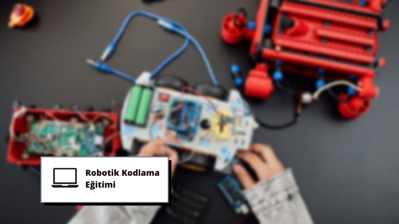 Bir kişi bir robot üzerinde çalışıyor ve makineyi hassas hareketlerle inşa ediyor. Robot çeşitli otomobil parçaları ve LEGO parçalarından oluşuyor ve kişi her bir bileşeni dikkatlice monte ediyor. Ön planda, bir tür cihaz tutan bir elin bulanık görüntüsü görülebiliyor. Aynı elin yakın çekimi, bir tür kart tuttuğunu ortaya koyuyor. Buna ek olarak, bilinmeyen bir nesneyi tutan bir kişinin elinin bulanık görüntüsü görülebiliyor. Son olarak, bulanık bir el, üzerinde ekran olan bir cihaz tutuyor. Sonuç olarak, bu görüntü çeşitli parçalardan bir robot inşa etme sürecindeki bir kişiyi göstermektedir.