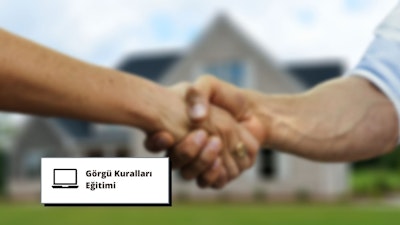 Bu görüntü yakın planda titreyen iki eli gösteriyor. Eller dışarıda çimenlik bir alanda duran iki kişiye ait ve arka planda bir ev görülüyor. Gökyüzü çoğunlukla açık ve güneş sahnenin üzerinde parlıyor. Her iki kişi de başparmaklarını uzatmış ve parmaklarını iç içe geçirmişlerdir. Her iki elin bilekleri görünüyor ve eller birbirini sıkıca tutuyor. Bu görüntü bir bağlantı, güven ve dostluk hissi uyandırıyor.