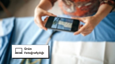 Bu görüntü elinde telefon tutan bir kişiyi gösteriyor. Kişinin elinin yakın çekimi gibi görünüyor ve telefonu ayrıntılı olarak gösteriyor. Görüntü biraz bulanık ama yine de kişinin yüzünü seçmek mümkün. Bu görüntü büyük olasılıkla bir telefon görüşmesinin ya da başka bir faaliyetin ortasındaki birini yakalıyor. Günlük yaşam anını benzersiz bir şekilde yakaladığı için ilginç bir resim.