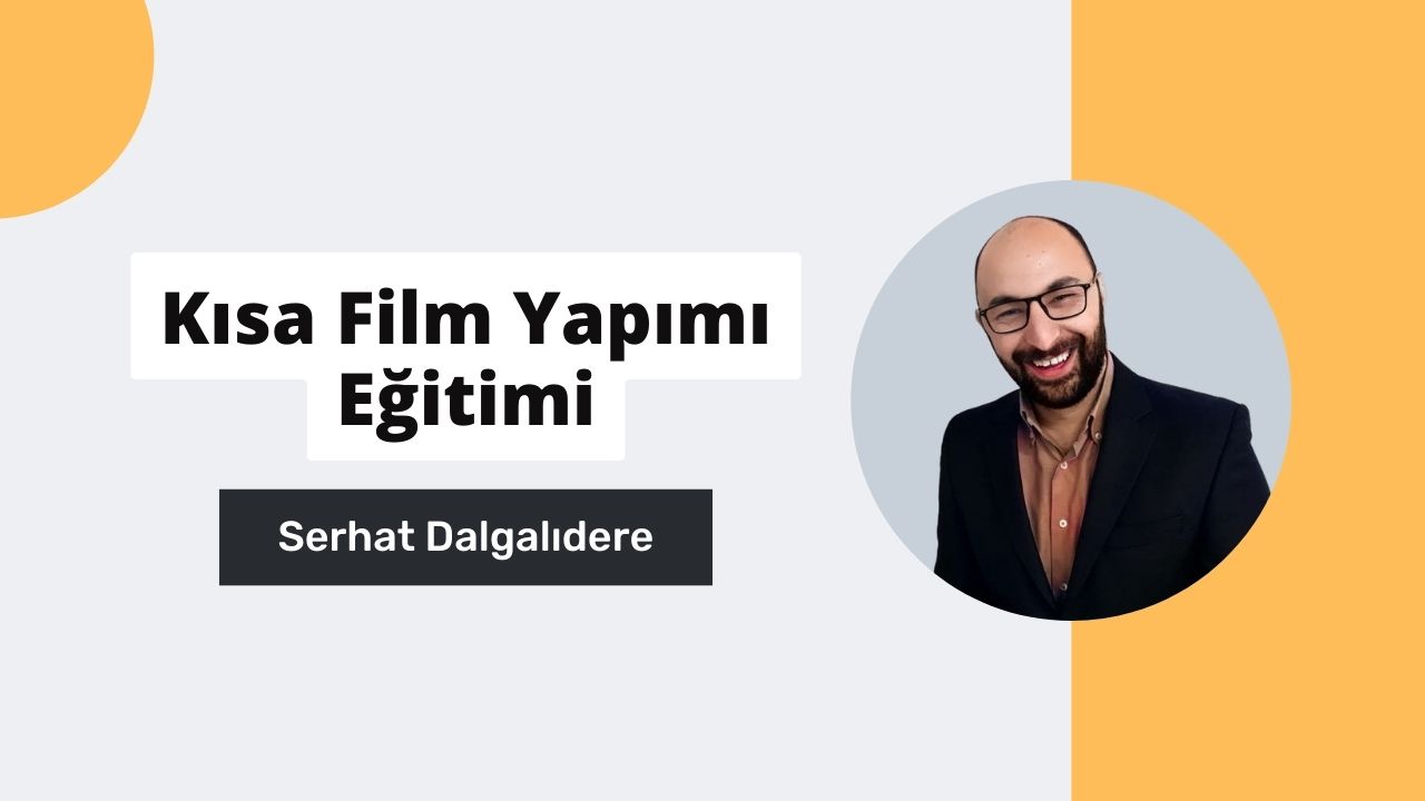 Bu Kısa Film Prodüksiyonu Kursu resminde gözlüklü bir adam kameraya gülümsüyor. Takım elbise giymiş ve kravat takmış olan adam siyah metinli beyaz bir arka plan üzerinde durmaktadır. Görselde ayrıca adamın yüzünün yakın çekimi ve gömleği ile kravatının yakın çekimi de yer almaktadır. Bu kurs, başarılı kısa filmler oluşturmanın temellerini öğrenmek için mükemmel bir fırsattır. Öğrenciler kendi projelerini hayata geçirmek için gerekli beceri ve araçlar hakkında bilgi sahibi olabileceklerdir. Kendi sinematik tarzlarını geliştirebilecek ve yapım öncesi sürecin önemini anlayabilecekler. Senaryo yazımından kurguya kadar, bu kurs harika bir kısa film yapmak için gerekli kaynakları sağlayacaktır. Kurs ilerledikçe, öğrenciler ses ve müziğin önemini anlayacak ve zanaatlarını geliştirme şansına sahip olacaklar. Deneyimli danışmanların yardımı ve bol miktarda geri bildirim ile bu kurs, unutulmaz kısa filmler yapmak isteyen herkes için idealdir.