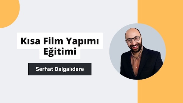 Bu Kısa Film Prodüksiyonu Kursu resminde gözlüklü bir adam kameraya gülümsüyor. Takım elbise giymiş ve kravat takmış olan adam siyah metinli beyaz bir arka plan üzerinde durmaktadır. Görselde ayrıca adamın yüzünün yakın çekimi ve gömleği ile kravatının yakın çekimi de yer almaktadır. Bu kurs, başarılı kısa filmler oluşturmanın temellerini öğrenmek için mükemmel bir fırsattır. Öğrenciler kendi projelerini hayata geçirmek için gerekli beceri ve araçlar hakkında bilgi sahibi olabileceklerdir. Kendi sinematik tarzlarını geliştirebilecek ve yapım öncesi sürecin önemini anlayabilecekler. Senaryo yazımından kurguya kadar, bu kurs harika bir kısa film yapmak için gerekli kaynakları sağlayacaktır. Kurs ilerledikçe, öğrenciler ses ve müziğin önemini anlayacak ve zanaatlarını geliştirme şansına sahip olacaklar. Deneyimli danışmanların yardımı ve bol miktarda geri bildirim ile bu kurs, unutulmaz kısa filmler yapmak isteyen herkes için idealdir.