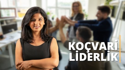Bir kadın kollarını kavuşturmuş ayakta durmakta ve arkasında bir grup insan onu alkışlamaktadır. Üzerinde uzun kollu ve yüksek yakalı siyah bir elbise var ve saçları yana doğru ayrılmış. Yüzü gülümsüyor ve açık renk bir teni var. Arkasındaki insan grubu çeşitli kıyafetler giyiyor ve her birinin kendine özgü bir ifadesi var. Bir kişi kollarını kavuşturmuş ayakta dururken, diğeri kutlama yapmak için ellerini havaya kaldırıyor. Arka plan sessiz bir sarı renkte ve her tarafa dağılmış çizgiler ve şekiller var. Resim, bir neşe ve kutlama anını benzersiz ve büyüleyici bir şekilde yakalıyor.